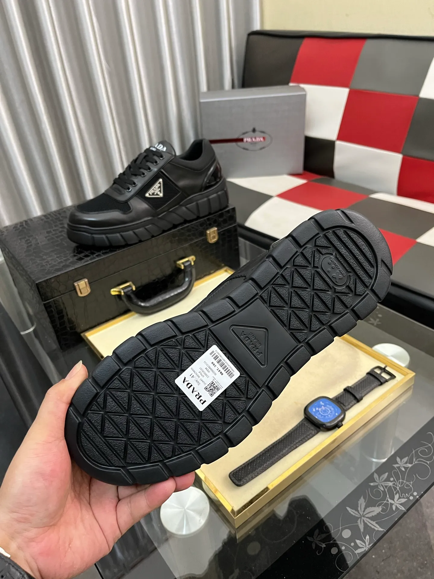 Men's shoes 💰: 560⌚⌚ high version. High-quality new PRADA counters are launched simultaneously. The new men's shoes and 😘 fabrics are selected from first-layer cowhide. Lining: Imported cowhide leather lining. 👍🏿High-end☄️Open-molded non-slip rubber outsole, exquisite lines, simple and elegant, comfortable and high-end for leisure travel. Number of yards: 38 to 44. (Can be customized for 45 non-refundable)